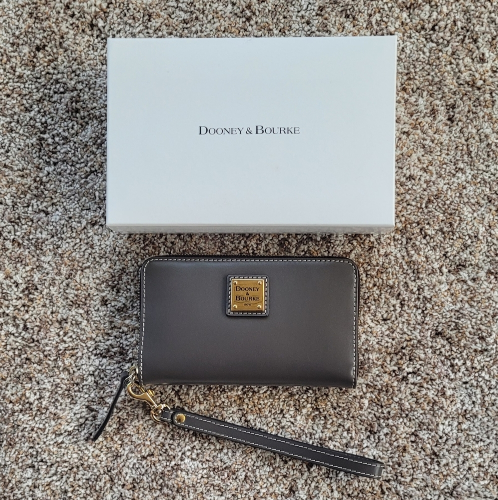 NWT Dooney & Bourke Smooth Leather Wristlet in Steel Grey